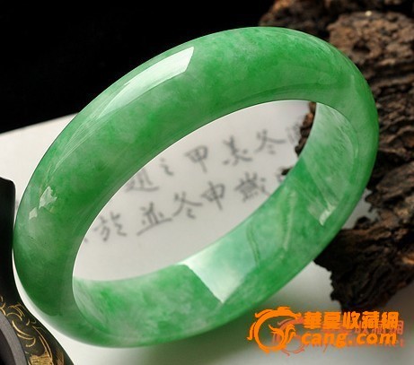 最贵的翡翠祖母绿翡翠手镯价格-第1张图片-翡翠网 最贵的翡翠祖母绿翡翠手镯价格-第1张图片-翡翠网