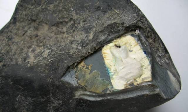 福建翡翠买原石,8万元买翡翠原石-第1张图片-翡翠网 福建翡翠买原石,8万元买翡翠原石-第1张图片-翡翠网