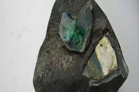 翡翠原石牙膏色怎么判断翡翠原石色进了没有-第2张图片-翡翠网 翡翠原石牙膏色怎么判断翡翠原石色进了没有-第2张图片-翡翠网