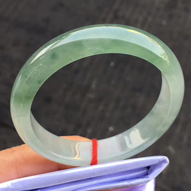 手镯经典翡翠手镯-第1张图片-翡翠网