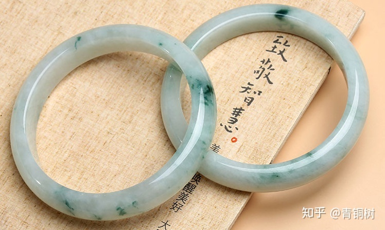 翡翠鉴定真假土方法怎么挑翡翠手镯-第2张图片-翡翠网 翡翠鉴定真假土方法怎么挑翡翠手镯-第2张图片-翡翠网