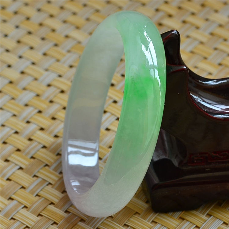 买翡翠手镯最正归的店家翡翠手镯有裂纹怎么办-第2张图片-翡翠网 买翡翠手镯最正归的店家翡翠手镯有裂纹怎么办-第2张图片-翡翠网