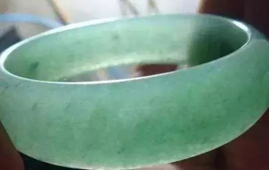 真假翡翠玉镯鉴别图片假翡翠手镯-第2张图片-翡翠网 真假翡翠玉镯鉴别图片假翡翠手镯-第2张图片-翡翠网