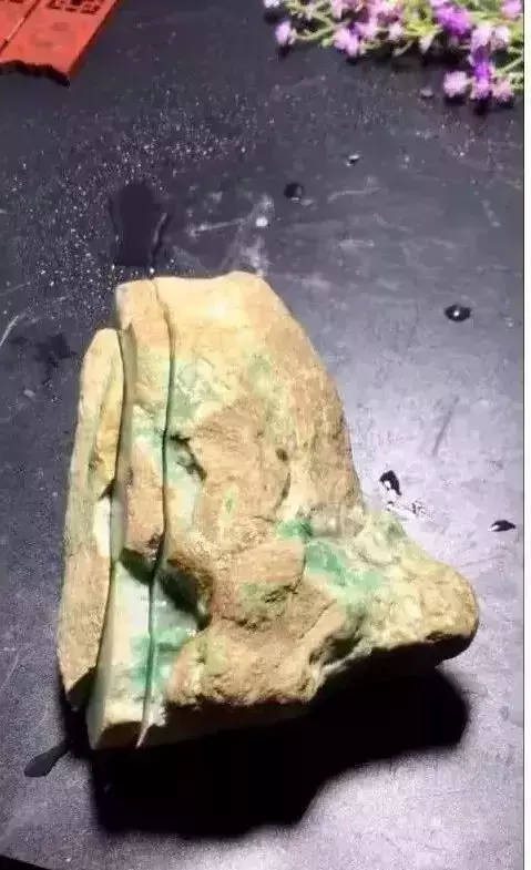 缅甸木那场口的翡翠什么特征木那翡翠原石特点-第2张图片-翡翠网 缅甸木那场口的翡翠什么特征木那翡翠原石特点-第2张图片-翡翠网