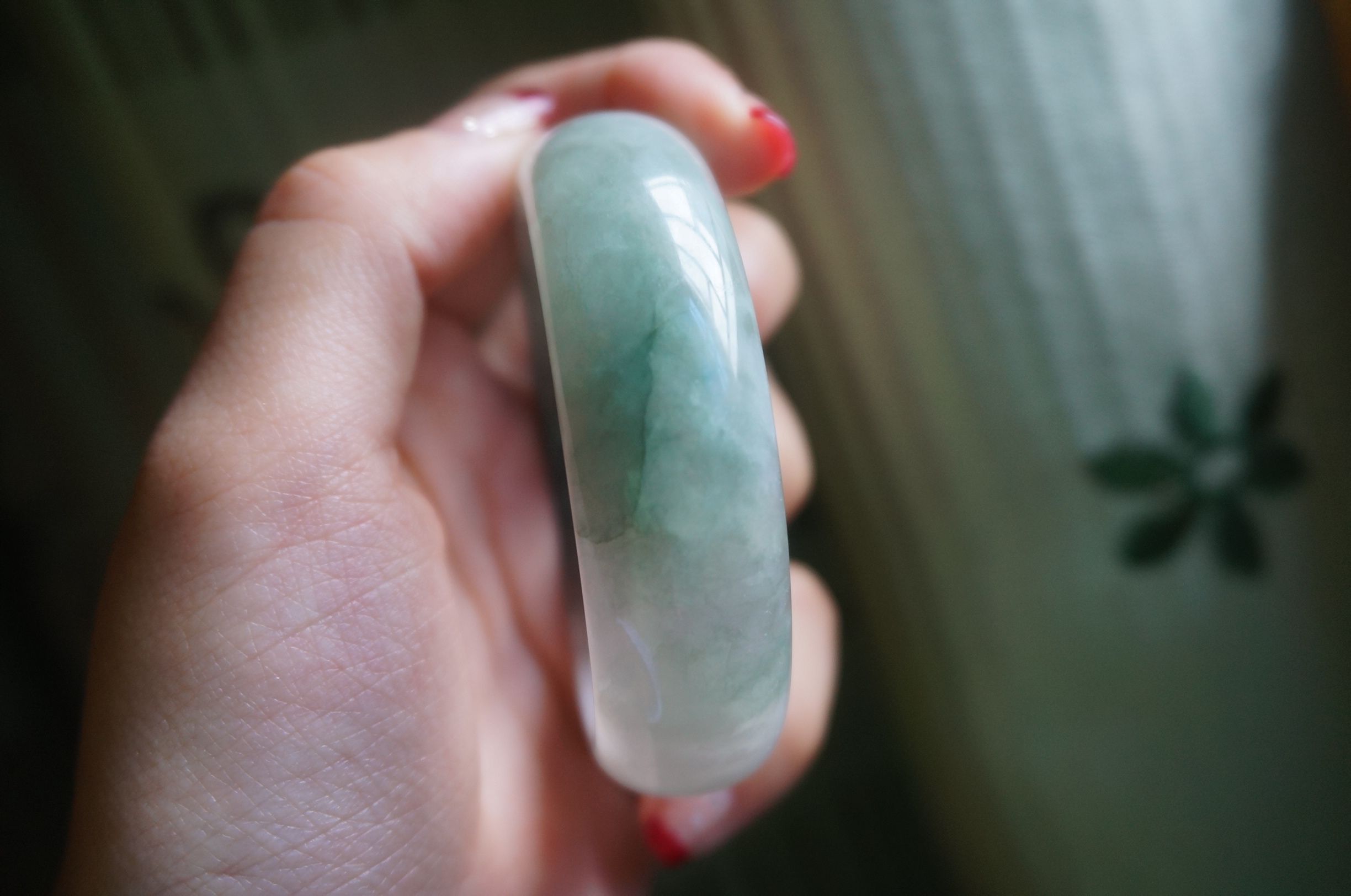 怎么鉴定翡翠手镯真假,翡翠镯子真假鉴定方法简单-第2张图片-翡翠网 怎么鉴定翡翠手镯真假,翡翠镯子真假鉴定方法简单-第2张图片-翡翠网