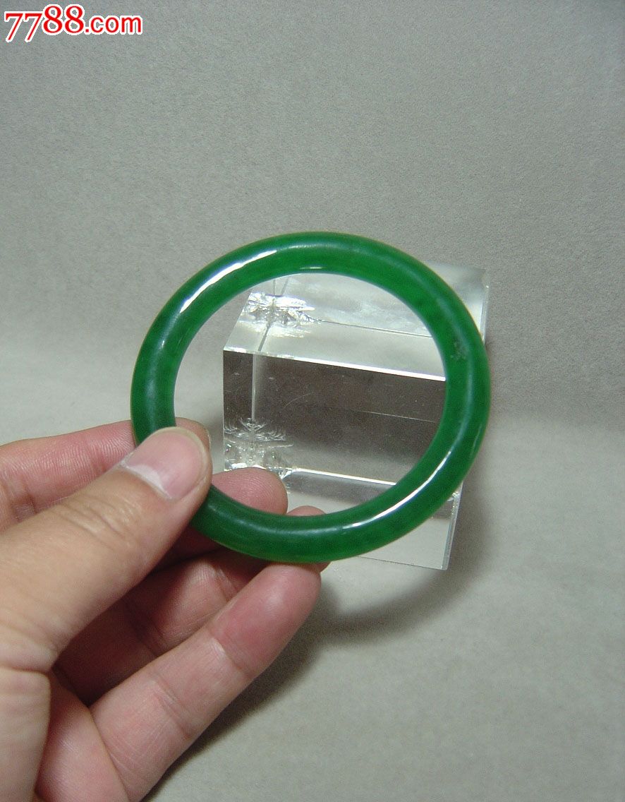 翡翠手镯和什么一起带好看,翡翠手镯越戴越值钱吗-第2张图片-翡翠网 翡翠手镯和什么一起带好看,翡翠手镯越戴越值钱吗-第2张图片-翡翠网