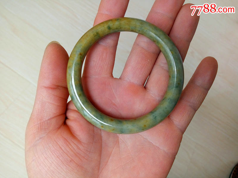 带黄翡翠手镯价格,翡翠镯子绿色带黄-第2张图片-翡翠网