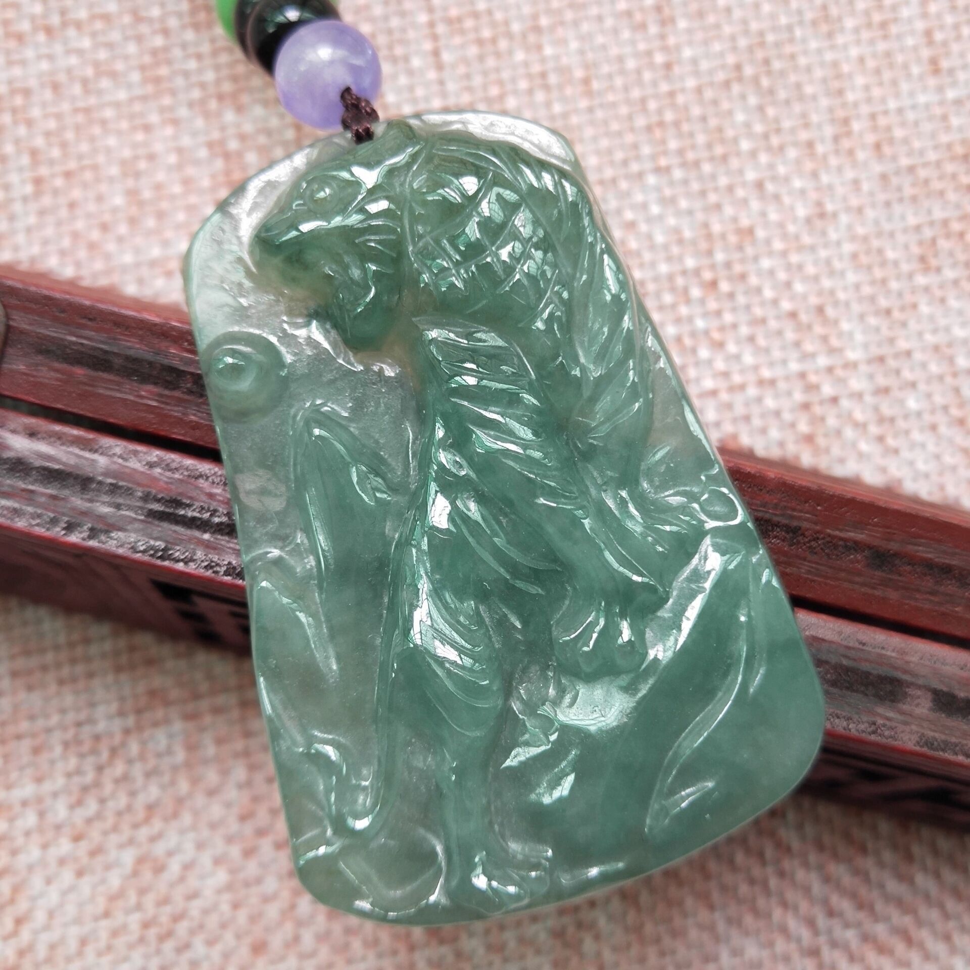 油青翡翠平安扣价格,油青翡翠吊坠价格-第2张图片-翡翠网 油青翡翠平安扣价格,油青翡翠吊坠价格-第2张图片-翡翠网