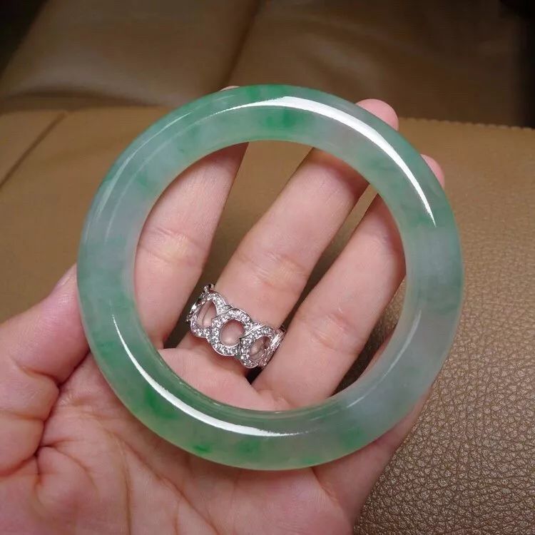 翡翠手镯戴多久有变化五六千元能买到什么翡翠手镯-第1张图片-翡翠网 翡翠手镯戴多久有变化五六千元能买到什么翡翠手镯-第1张图片-翡翠网