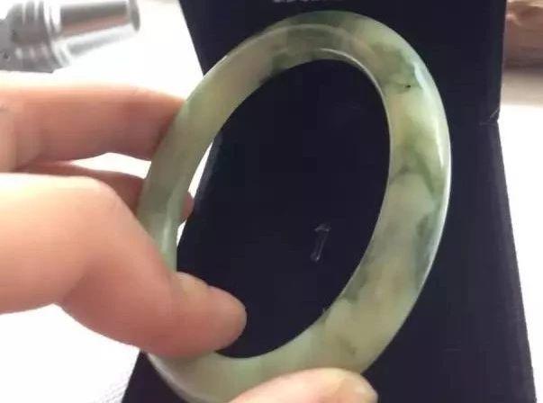 翡翠手镯戴多久有变化五六千元能买到什么翡翠手镯-第2张图片-翡翠网 翡翠手镯戴多久有变化五六千元能买到什么翡翠手镯-第2张图片-翡翠网