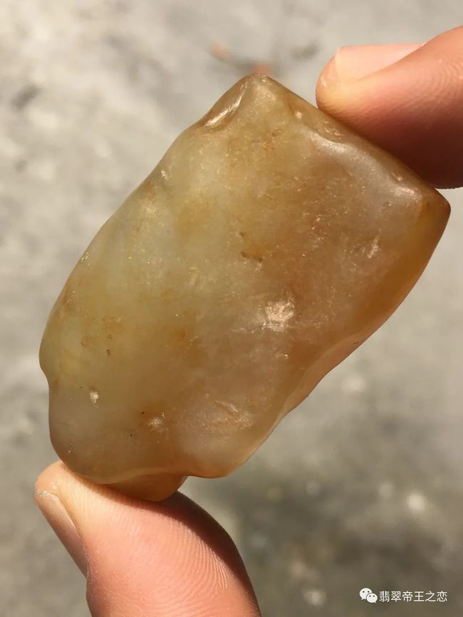 翡翠原石皮壳打灯红雾大马坎翡翠原石多少钱-第1张图片-翡翠网