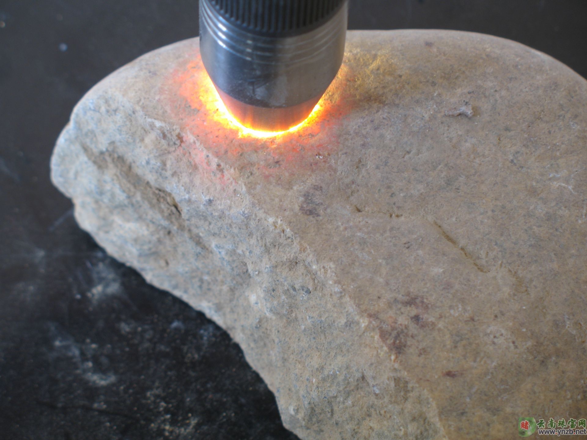 翡翠原石皮壳打灯红雾大马坎翡翠原石多少钱-第2张图片-翡翠网