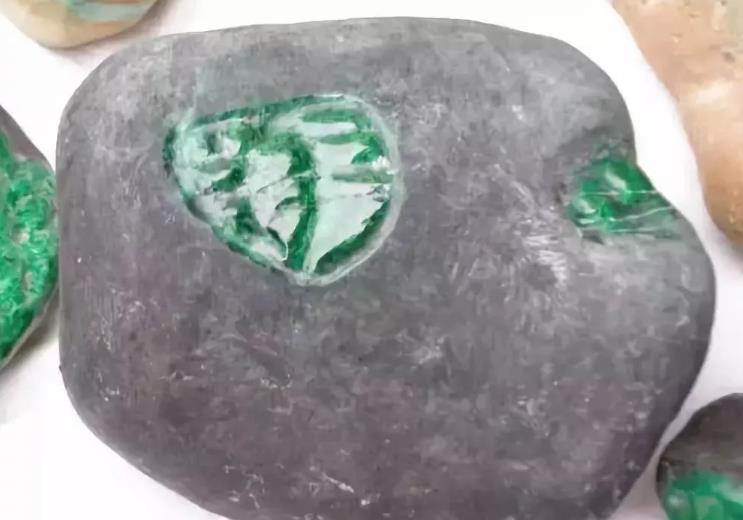 粗皮翡翠原石切开图解,北京翡翠原石肉粗-第1张图片-翡翠网