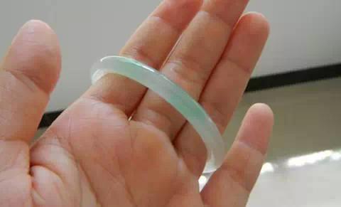 孕妇可以戴翡翠手镯吗翡翠手镯口径-第1张图片-翡翠网 孕妇可以戴翡翠手镯吗翡翠手镯口径-第1张图片-翡翠网