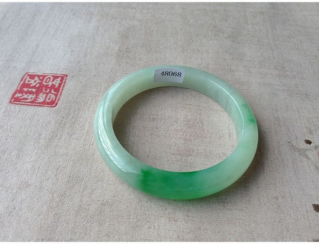 孕妇可以戴翡翠手镯吗翡翠手镯口径-第2张图片-翡翠网 孕妇可以戴翡翠手镯吗翡翠手镯口径-第2张图片-翡翠网