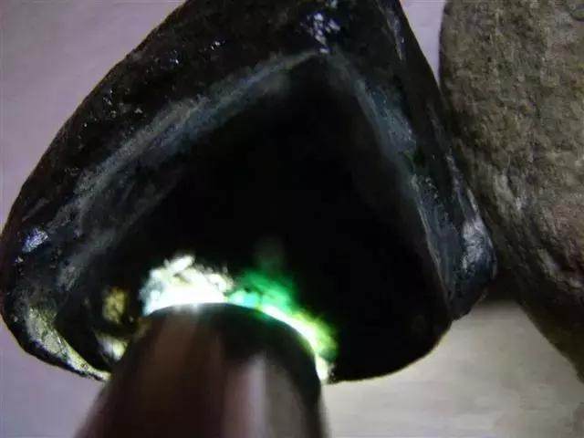 看翡翠原石用什么灯光,翡翠原石皮壳打灯表现-第1张图片-翡翠网