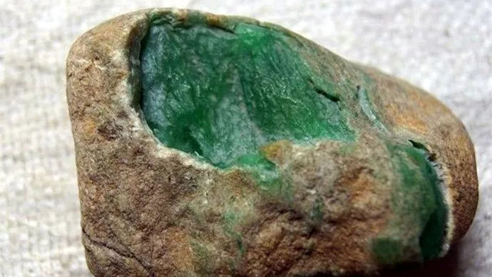 石灰皮翡翠原石图片,翡翠原石杨梅皮特征-第1张图片-翡翠网 石灰皮翡翠原石图片,翡翠原石杨梅皮特征-第1张图片-翡翠网