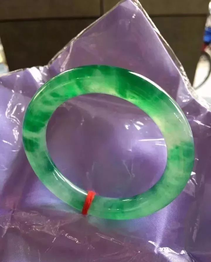 体寒的人戴翡翠好还是玉好女生戴翡翠好还是玉好-第2张图片-翡翠网 体寒的人戴翡翠好还是玉好女生戴翡翠好还是玉好-第2张图片-翡翠网