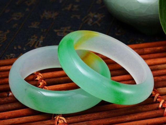 三百多的翡翠可以买吗,翡翠手镯b货价格-第2张图片-翡翠网 三百多的翡翠可以买吗,翡翠手镯b货价格-第2张图片-翡翠网