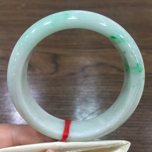 冰豆种翡翠手镯特征细豆种翡翠手镯-第1张图片-翡翠网 冰豆种翡翠手镯特征细豆种翡翠手镯-第1张图片-翡翠网