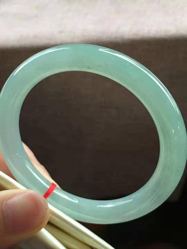 有瑕疵的玉镯可以带吗翡翠手镯有点瑕疵-第2张图片-翡翠网 有瑕疵的玉镯可以带吗翡翠手镯有点瑕疵-第2张图片-翡翠网