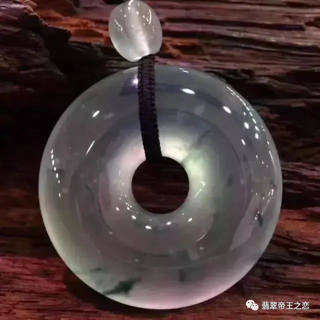 翡翠色的知识,翡翠是玉吗玉是翡翠吗-第1张图片-翡翠网 翡翠色的知识,翡翠是玉吗玉是翡翠吗-第1张图片-翡翠网
