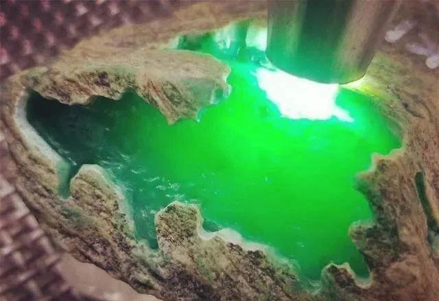 翡翠原石开出黄翡,如何鉴别黄翡翡翠原石-第2张图片-翡翠网