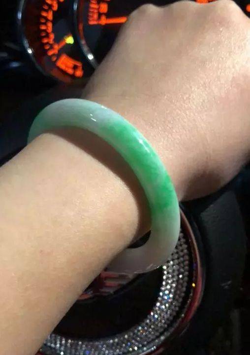 翡翠手镯上当,翡翠手镯上有黑点-第1张图片-翡翠网 翡翠手镯上当,翡翠手镯上有黑点-第1张图片-翡翠网