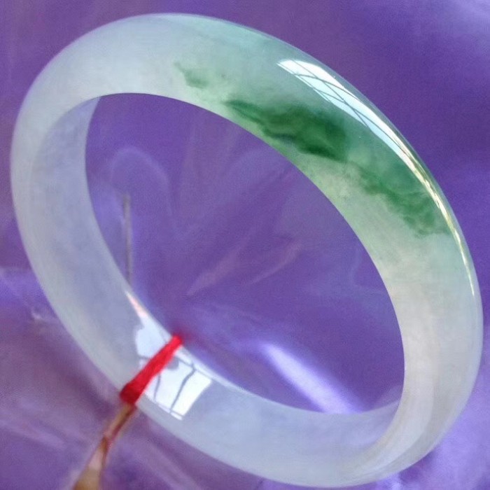 翡翠手镯上当,翡翠手镯上有黑点-第2张图片-翡翠网 翡翠手镯上当,翡翠手镯上有黑点-第2张图片-翡翠网