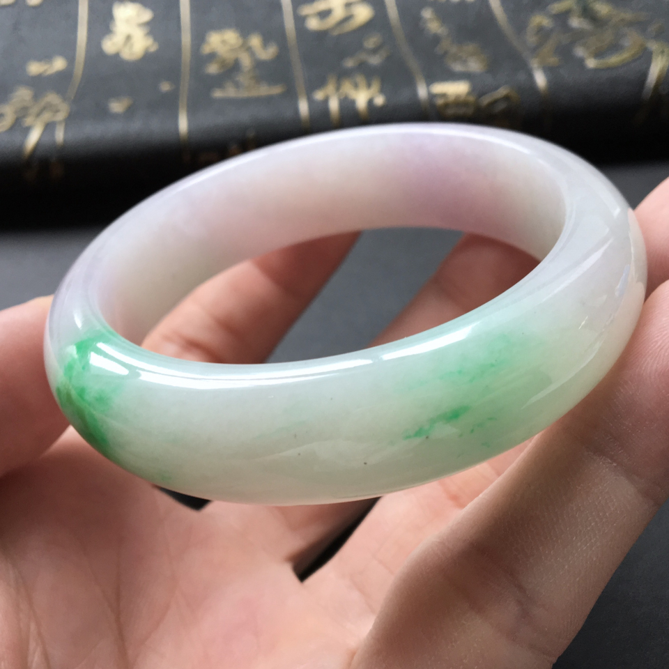 春带彩翡翠手镯16万,几百块的春带彩翡翠手镯-第1张图片-翡翠网 春带彩翡翠手镯16万,几百块的春带彩翡翠手镯-第1张图片-翡翠网