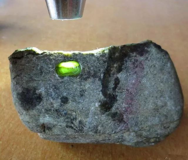 大马坎翡翠原石多少钱翡翠原石的切法图解-第2张图片-翡翠网 大马坎翡翠原石多少钱翡翠原石的切法图解-第2张图片-翡翠网