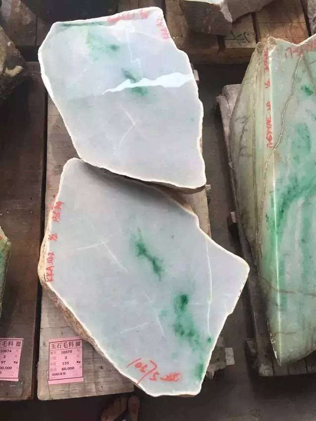 翡翠原石的价位吉玉公盘翡翠原石-第1张图片-翡翠网 翡翠原石的价位吉玉公盘翡翠原石-第1张图片-翡翠网