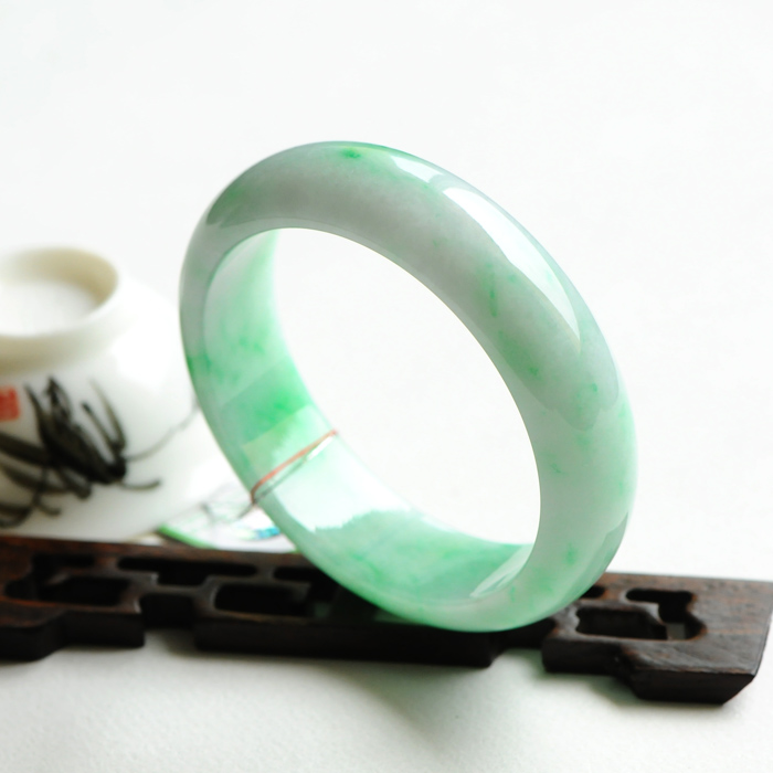 戴翡翠手镯好吗,翡翠手镯描金需要什么材料-第1张图片-翡翠网 戴翡翠手镯好吗,翡翠手镯描金需要什么材料-第1张图片-翡翠网