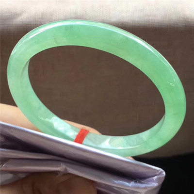 戴翡翠手镯有什么禁忌翡翠手镯上的颜色有什么讲究-第1张图片-翡翠网