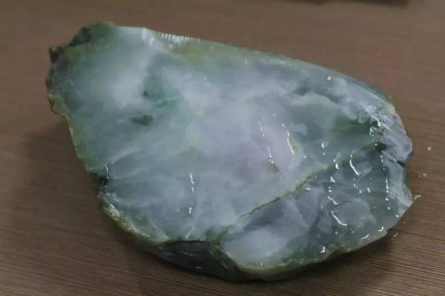 翡翠原石叫什么,裂痕翡翠原石-第2张图片-翡翠网 翡翠原石叫什么,裂痕翡翠原石-第2张图片-翡翠网