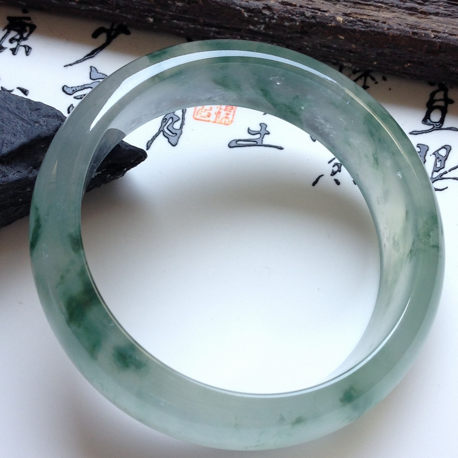 翡翠手镯分几种,翡翠手镯怎么保存-第2张图片-翡翠网 翡翠手镯分几种,翡翠手镯怎么保存-第2张图片-翡翠网