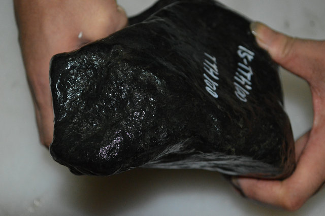 黑乌沙原石黑乌沙翡翠原石-第2张图片-翡翠网 黑乌沙原石黑乌沙翡翠原石-第2张图片-翡翠网