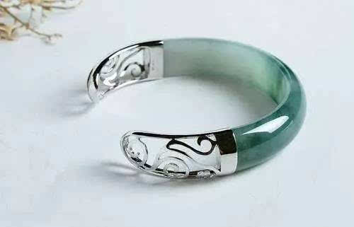 翡翠手镯戴在哪只手好,翡翠手镯防摔-第2张图片-翡翠网 翡翠手镯戴在哪只手好,翡翠手镯防摔-第2张图片-翡翠网