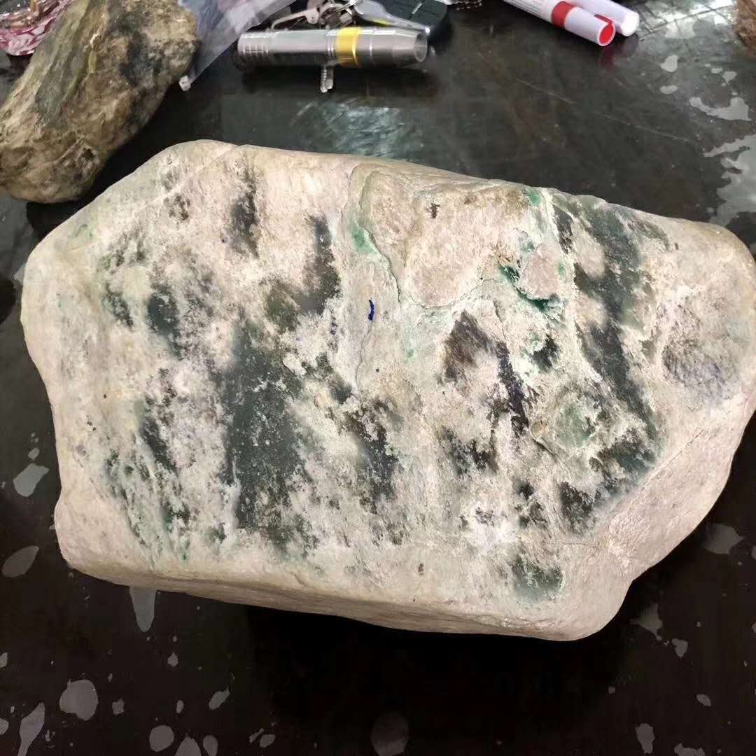 缅甸很多翡翠原石吗,国内翡翠原石能带回国吗-第1张图片-翡翠网 缅甸很多翡翠原石吗,国内翡翠原石能带回国吗-第1张图片-翡翠网