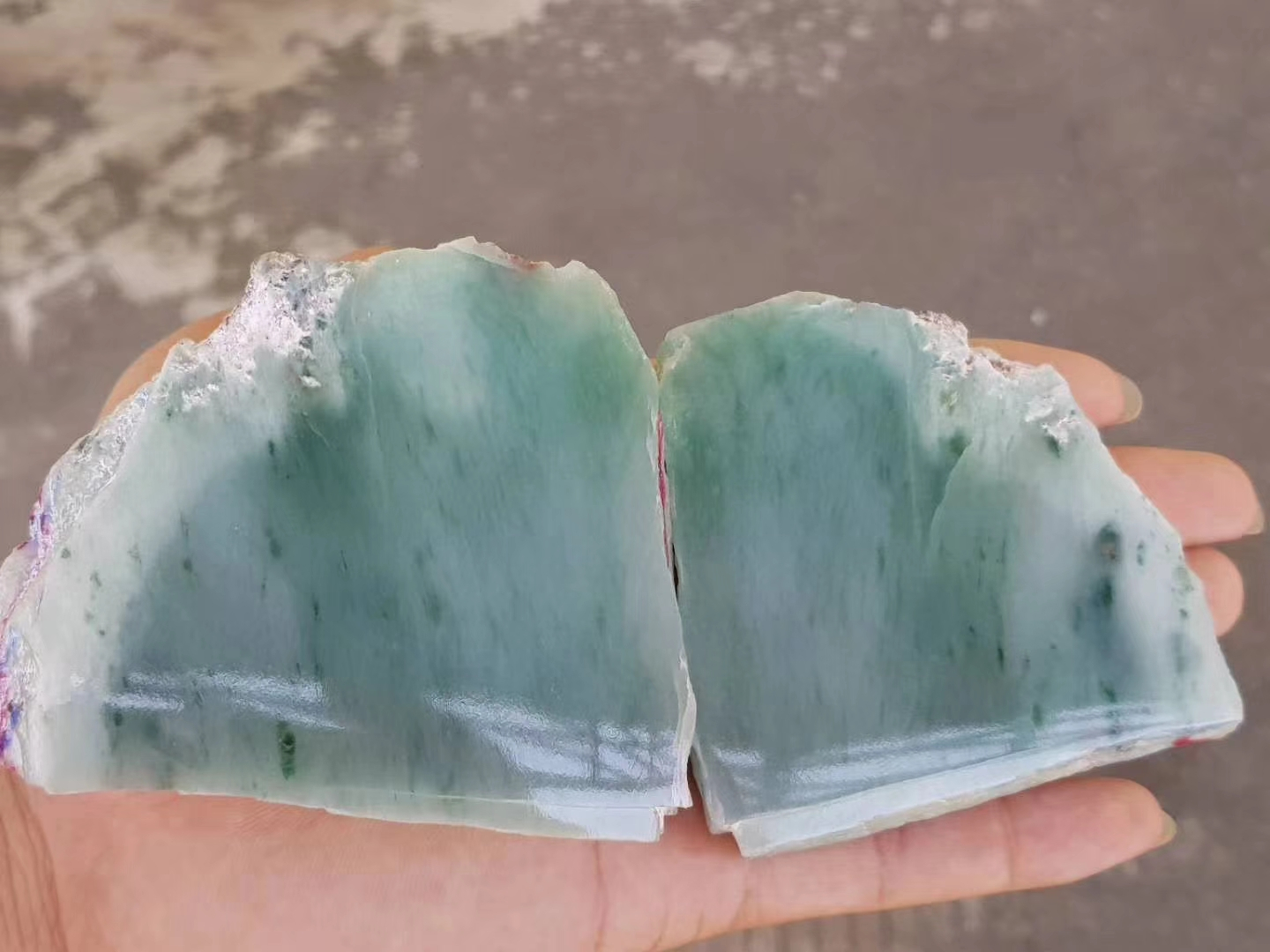 什么叫翡翠高冰飘花,翡翠飘花的原石-第1张图片-翡翠网 什么叫翡翠高冰飘花,翡翠飘花的原石-第1张图片-翡翠网