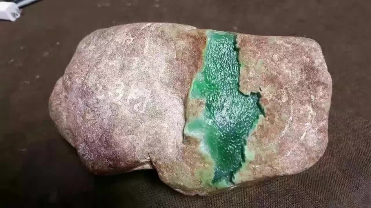 翡翠原石瞒皮,翡翠原石皮有多厚-第2张图片-翡翠网 翡翠原石瞒皮,翡翠原石皮有多厚-第2张图片-翡翠网