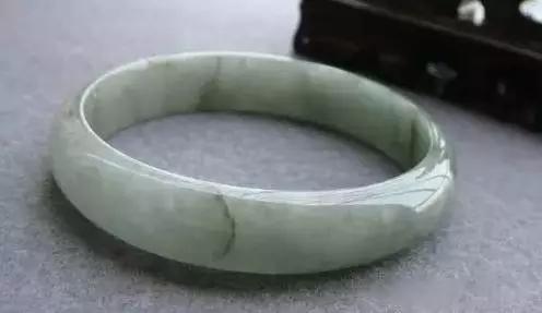 翡翠知识辨别真假翡翠的好坏怎么鉴别-第2张图片-翡翠网 翡翠知识辨别真假翡翠的好坏怎么鉴别-第2张图片-翡翠网