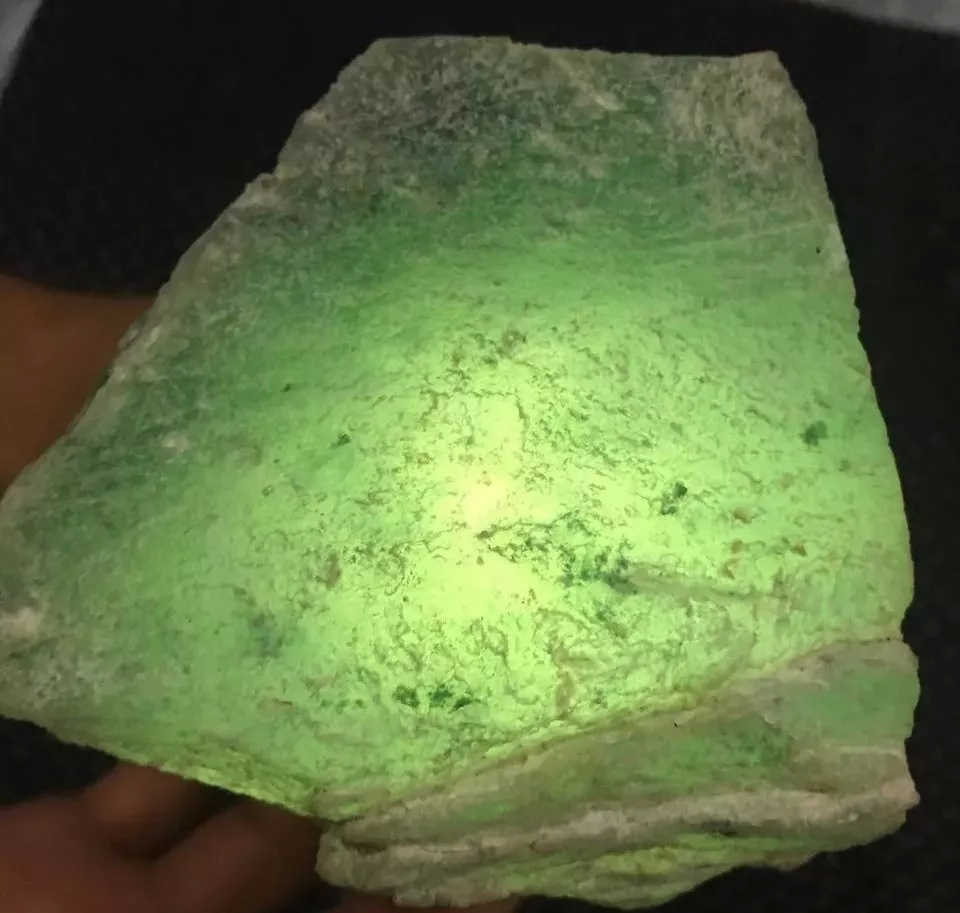 老后江翡翠原石皮表现翡翠原石表皮-第1张图片-翡翠网 老后江翡翠原石皮表现翡翠原石表皮-第1张图片-翡翠网