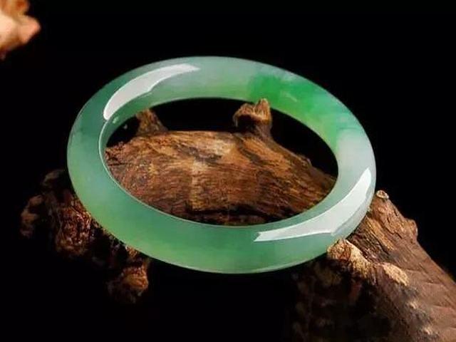 木那糯化翡翠鲜加绿挂件翡翠手镯加-第2张图片-翡翠网 木那糯化翡翠鲜加绿挂件翡翠手镯加-第2张图片-翡翠网