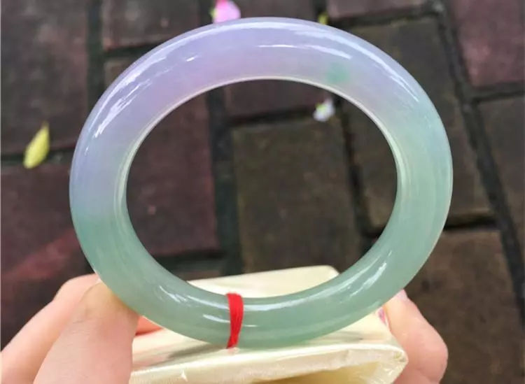 春带彩翡翠手镯真假翡翠手镯鉴别真假-第2张图片-翡翠网 春带彩翡翠手镯真假翡翠手镯鉴别真假-第2张图片-翡翠网
