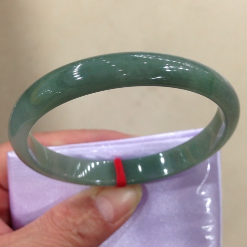 油青的翡翠手镯怎么样油冰种翡翠手镯价格-第2张图片-翡翠网 油青的翡翠手镯怎么样油冰种翡翠手镯价格-第2张图片-翡翠网