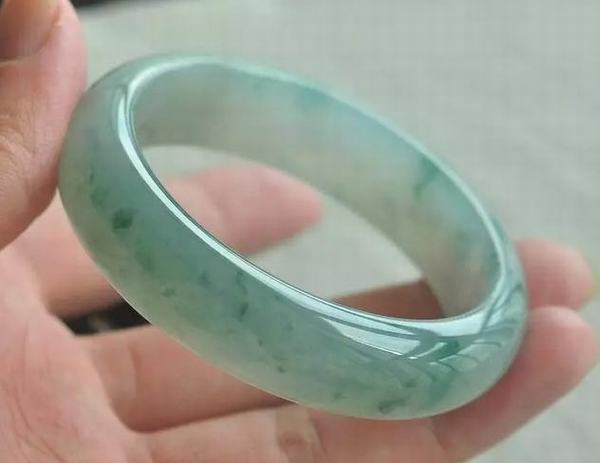 和田玉和翡翠手镯哪个好翡翠和玉有什么区别-第2张图片-翡翠网