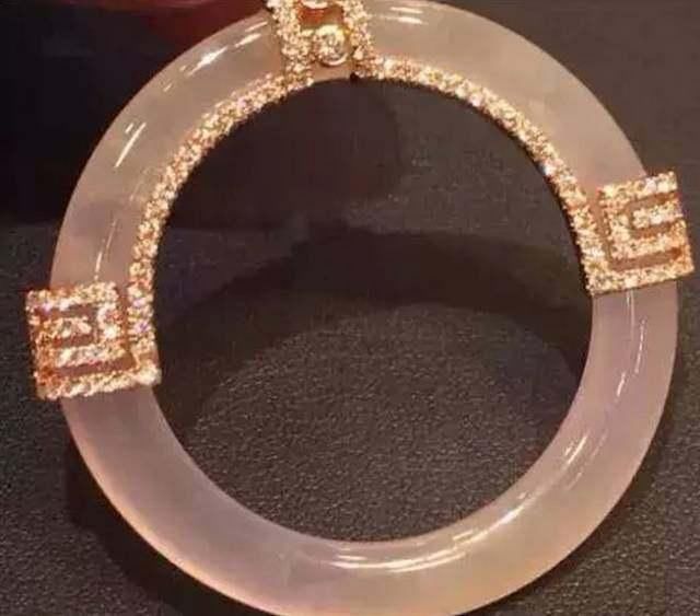 三十万左右翡翠手镯图片,100万翡翠手镯图片-第1张图片-翡翠网