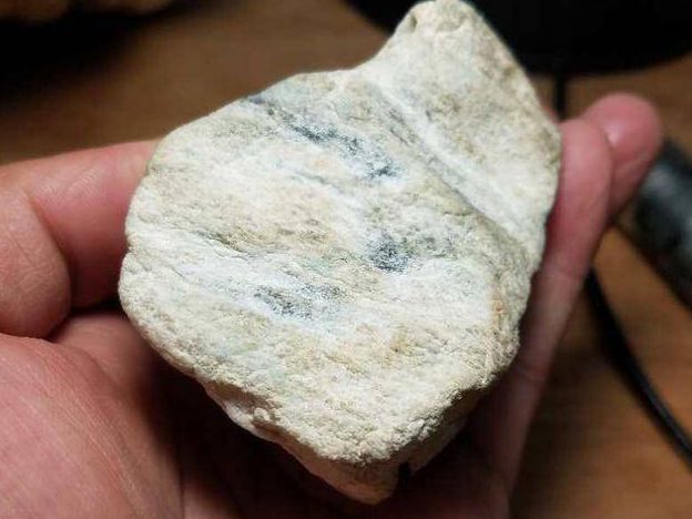 翡翠原石发灰图片,安徽灰翡翠原石-第2张图片-翡翠网 翡翠原石发灰图片,安徽灰翡翠原石-第2张图片-翡翠网