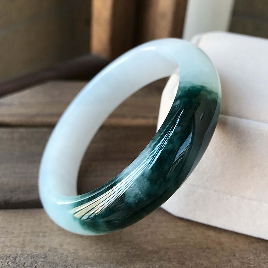 墨绿翡翠手镯,翡翠手镯里有块块的深绿-第1张图片-翡翠网 墨绿翡翠手镯,翡翠手镯里有块块的深绿-第1张图片-翡翠网